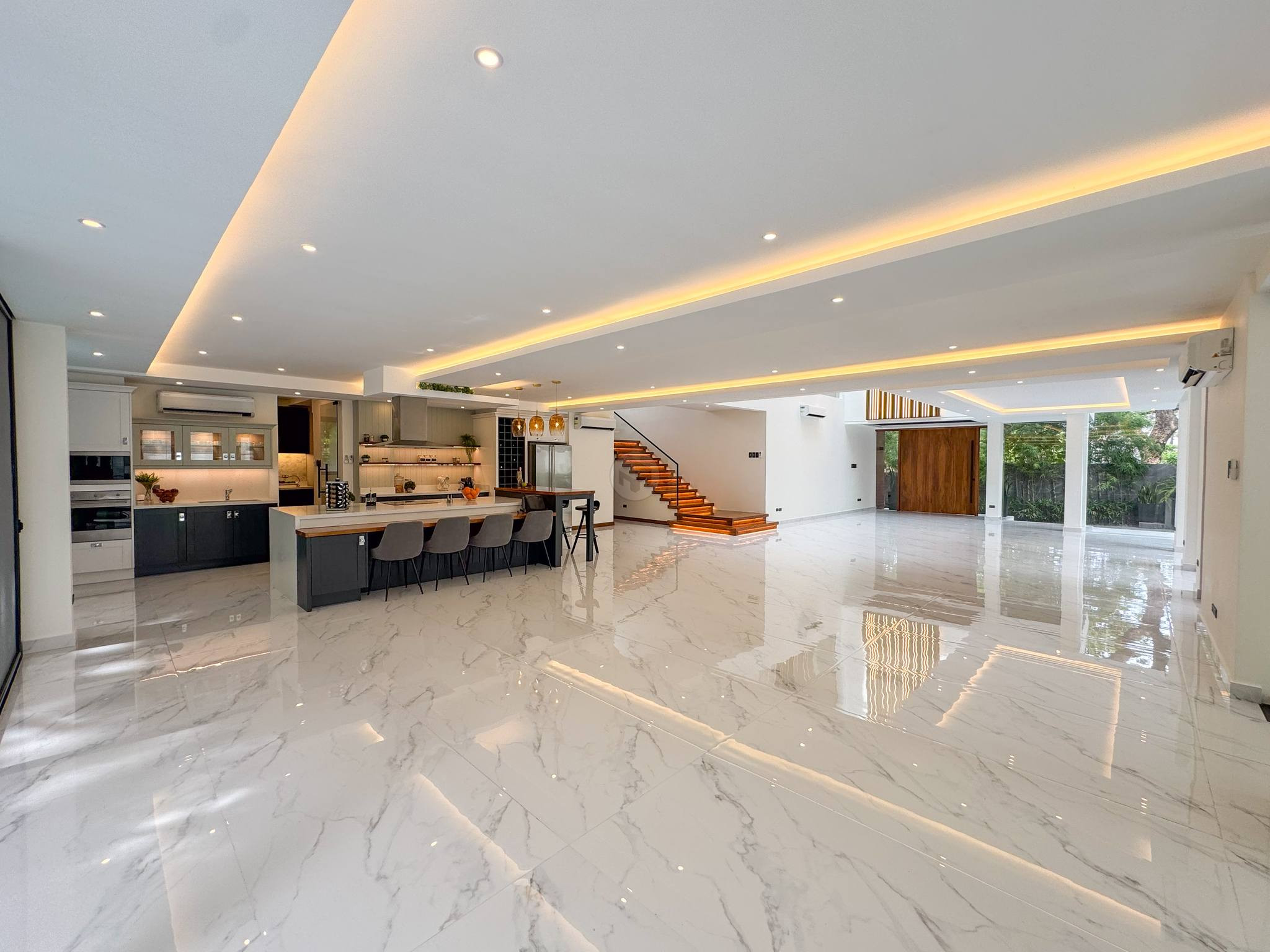 Grand 6-Bedroom House for Sale in Ayala Alabang Village, Muntinlupa photo 5