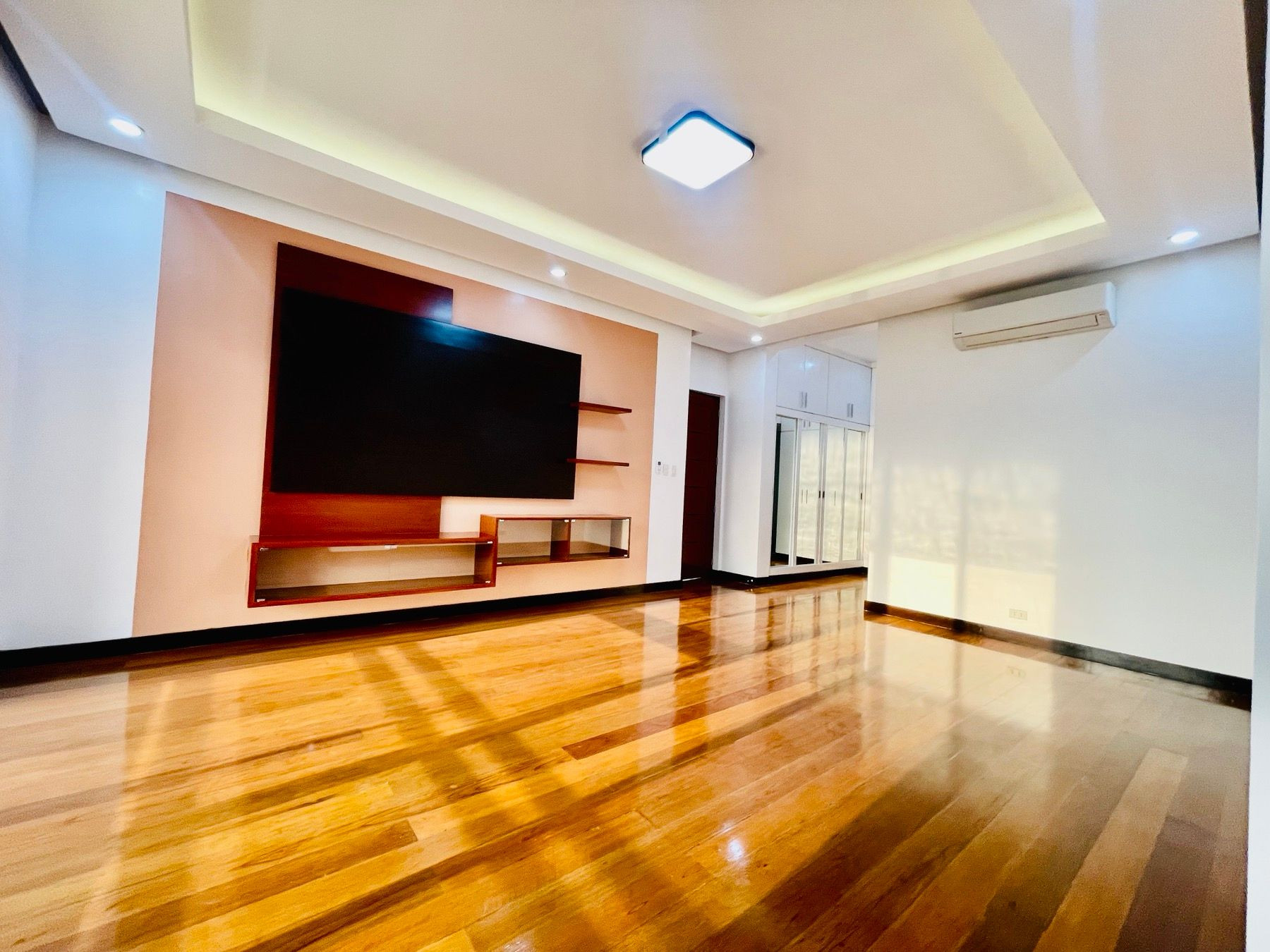 Ultra-Modern Brand New Corner House & Lot for Sale in Multinational Village Para photo 4