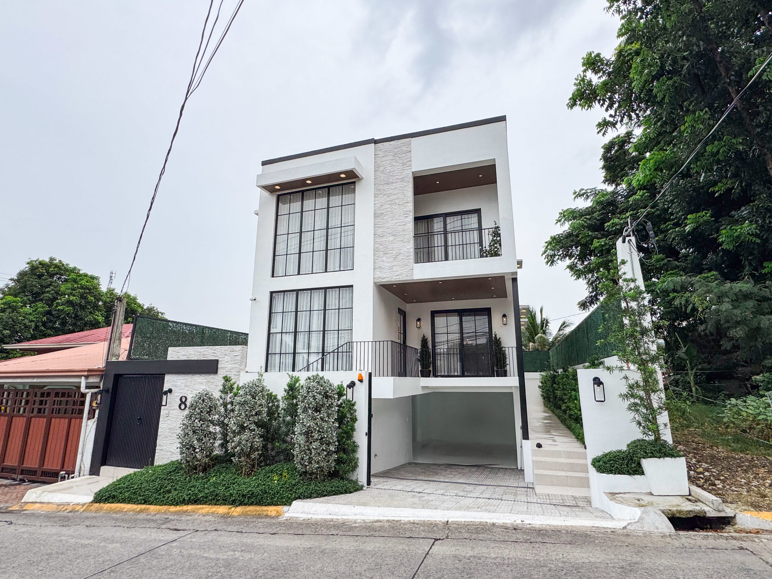 Discover this Sleek 3-Bedroom House and Lot in Filinvest 2, Batasan Hills photo 1