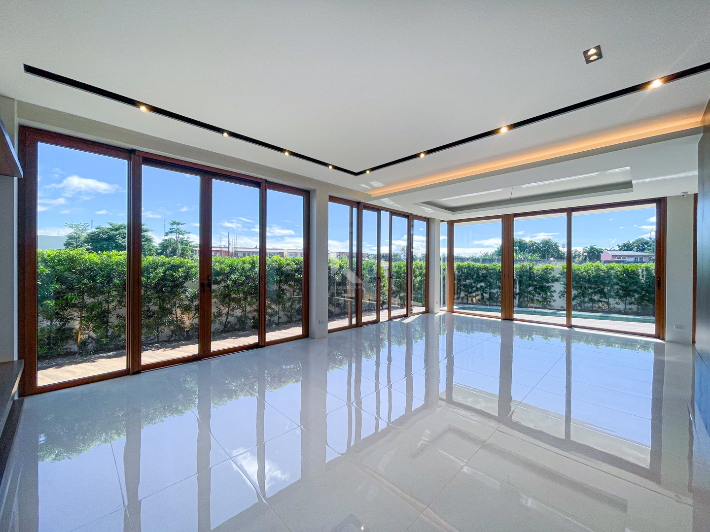 Elegant Modern Contemporary House and Lot for Sale in Alabang West photo 3