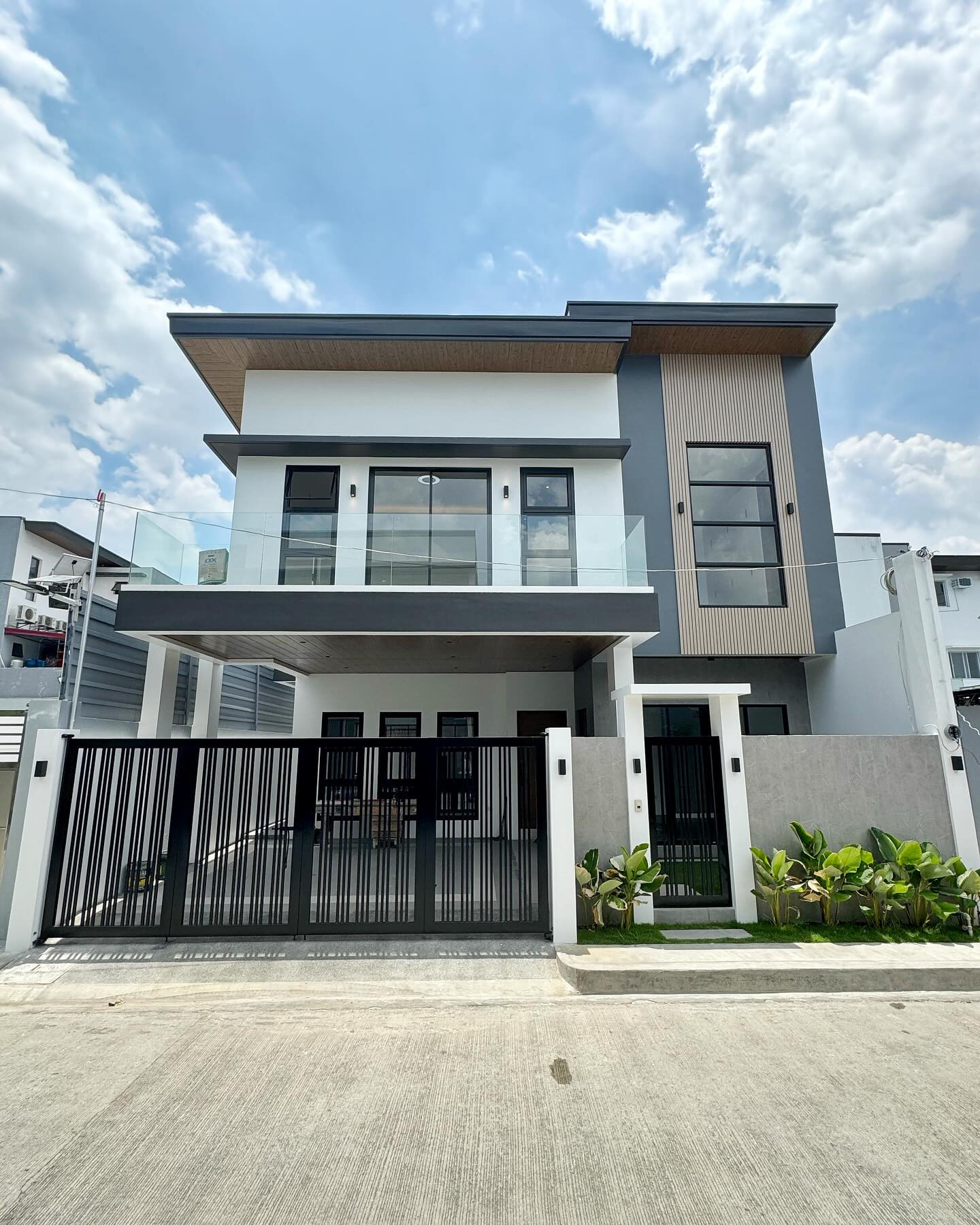 Brand New Modern House for Sale in Greenwoods Executive Village photo 1