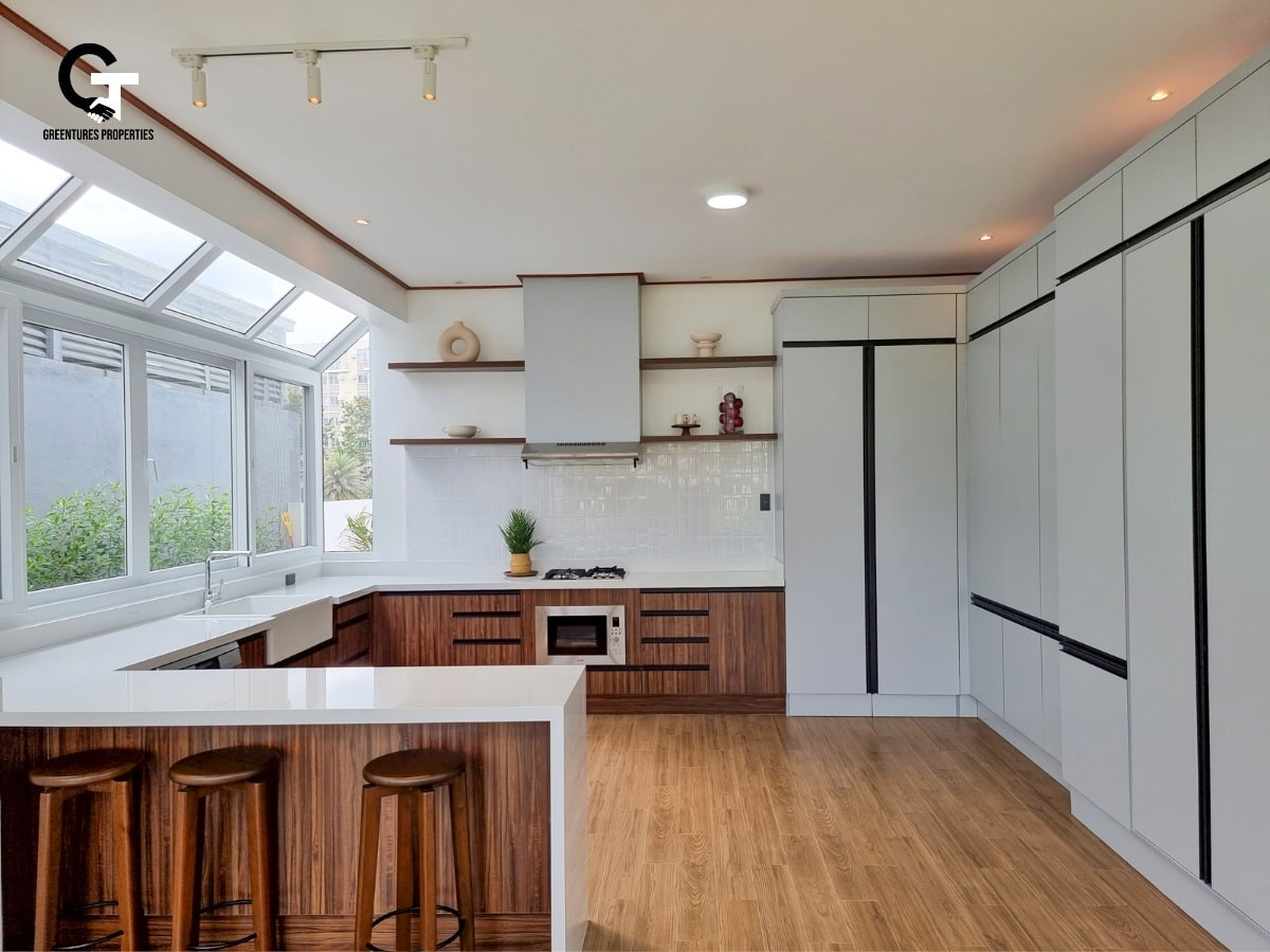 Brand New High Ceiling Miami Modern Theme House and Lot photo 2