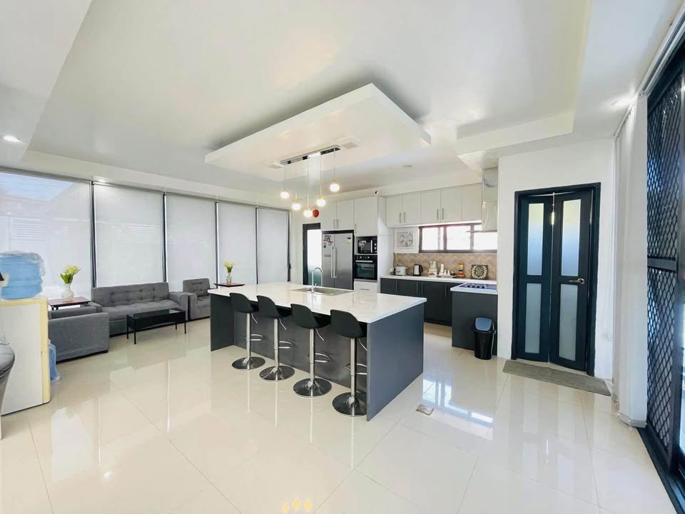 FOR SALE MODERN ELEGANT RETIREMENT HOME WITH SPACEOUS BACKYARD NEAR THE VALLEYS photo 5