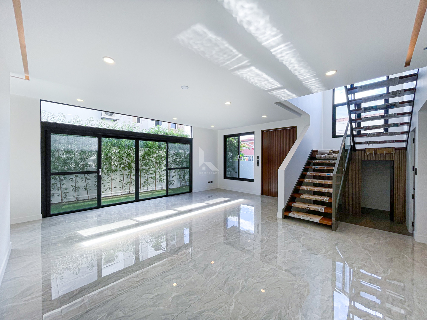 Superb Modern Contemporary House and Lot For Sale in BF Homes photo 4
