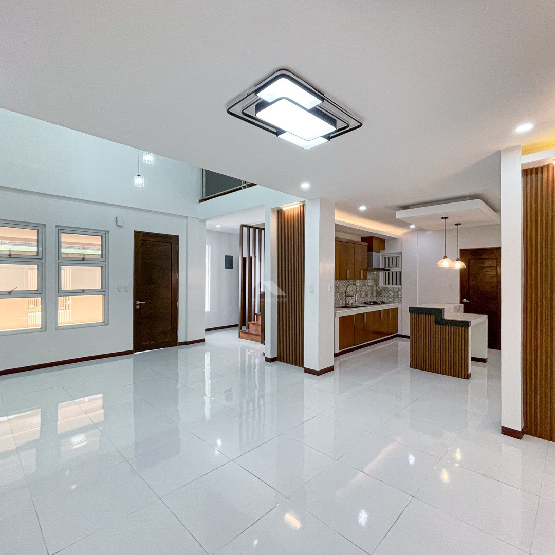 Bright and Airy Modern Home For Sale in Greenwoods Executive Village photo 3