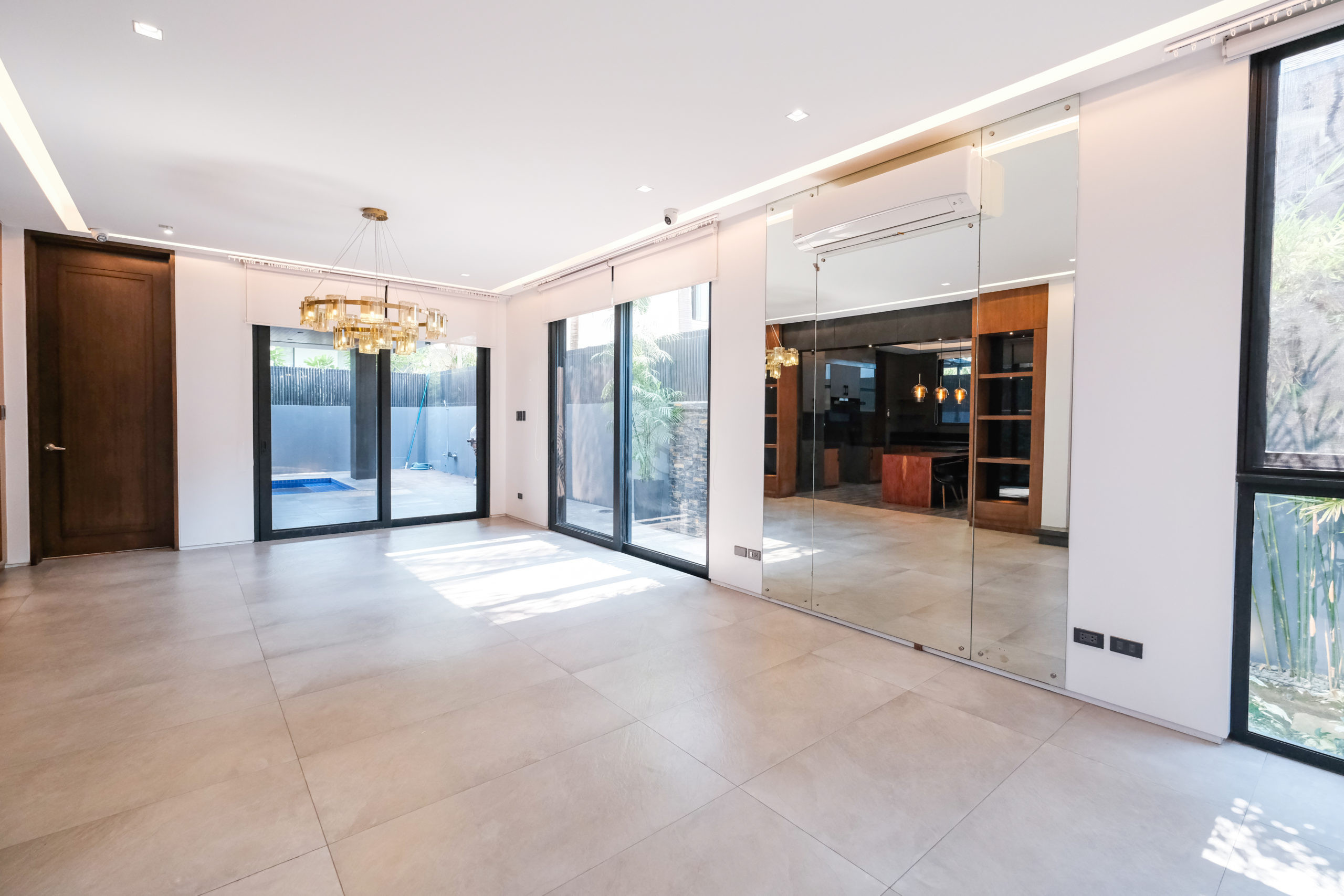Astonishing 5-Bedroom House and Lot photo 4