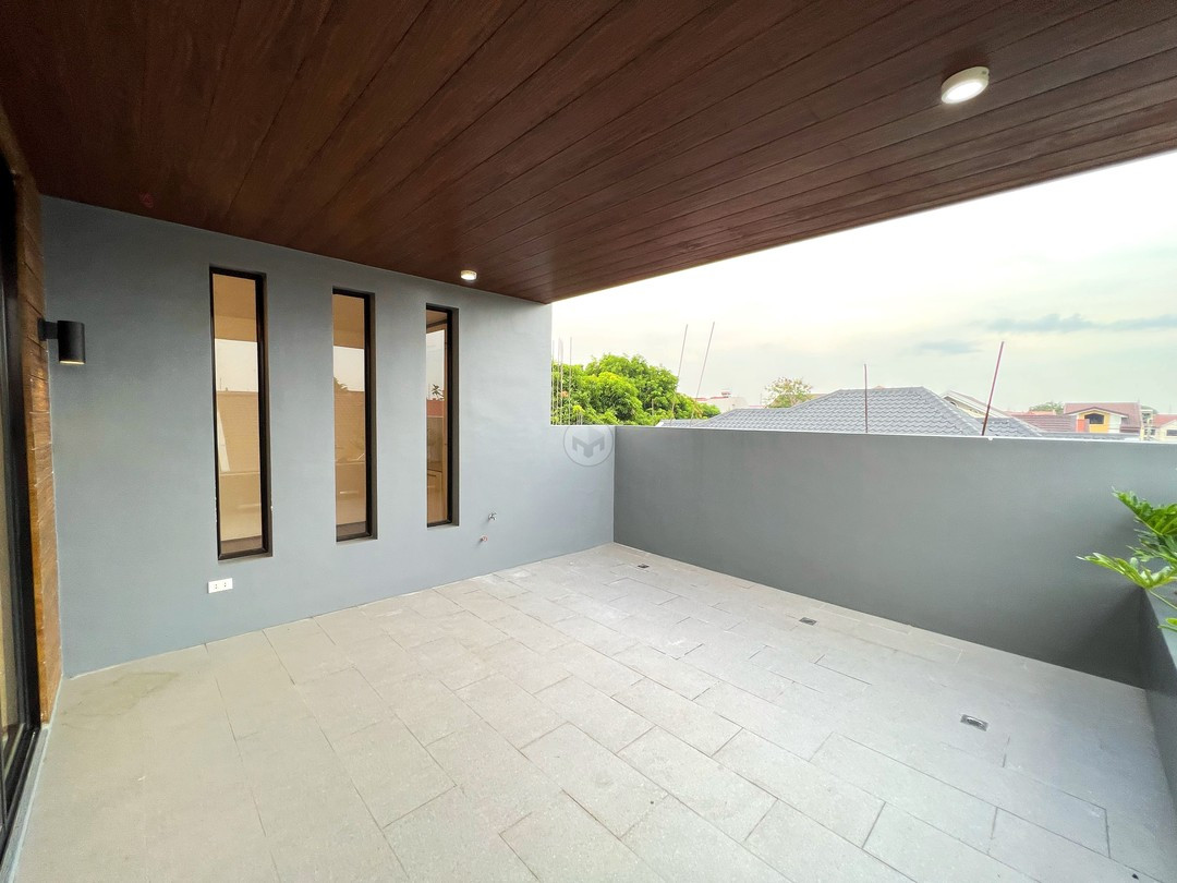 Appealing Black Modern House and Lot for Sale photo 2