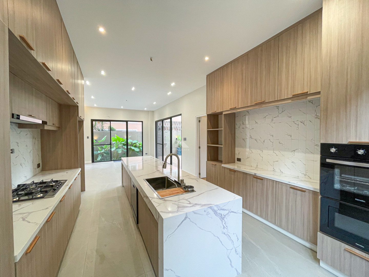 Elegant Modern Contemporary House with Swimming Pool For Sale photo 5