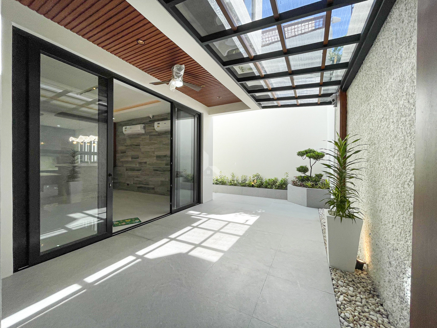 Splendid Modern Smart Home For Sale i photo 2