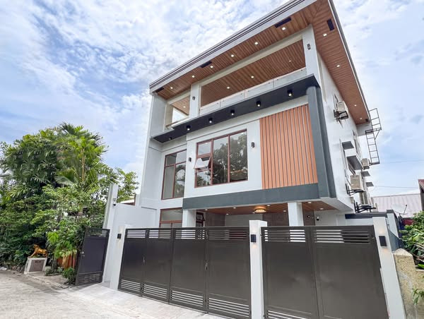 Sophisticated Modern Home with Mountain and City View For Sale photo 1