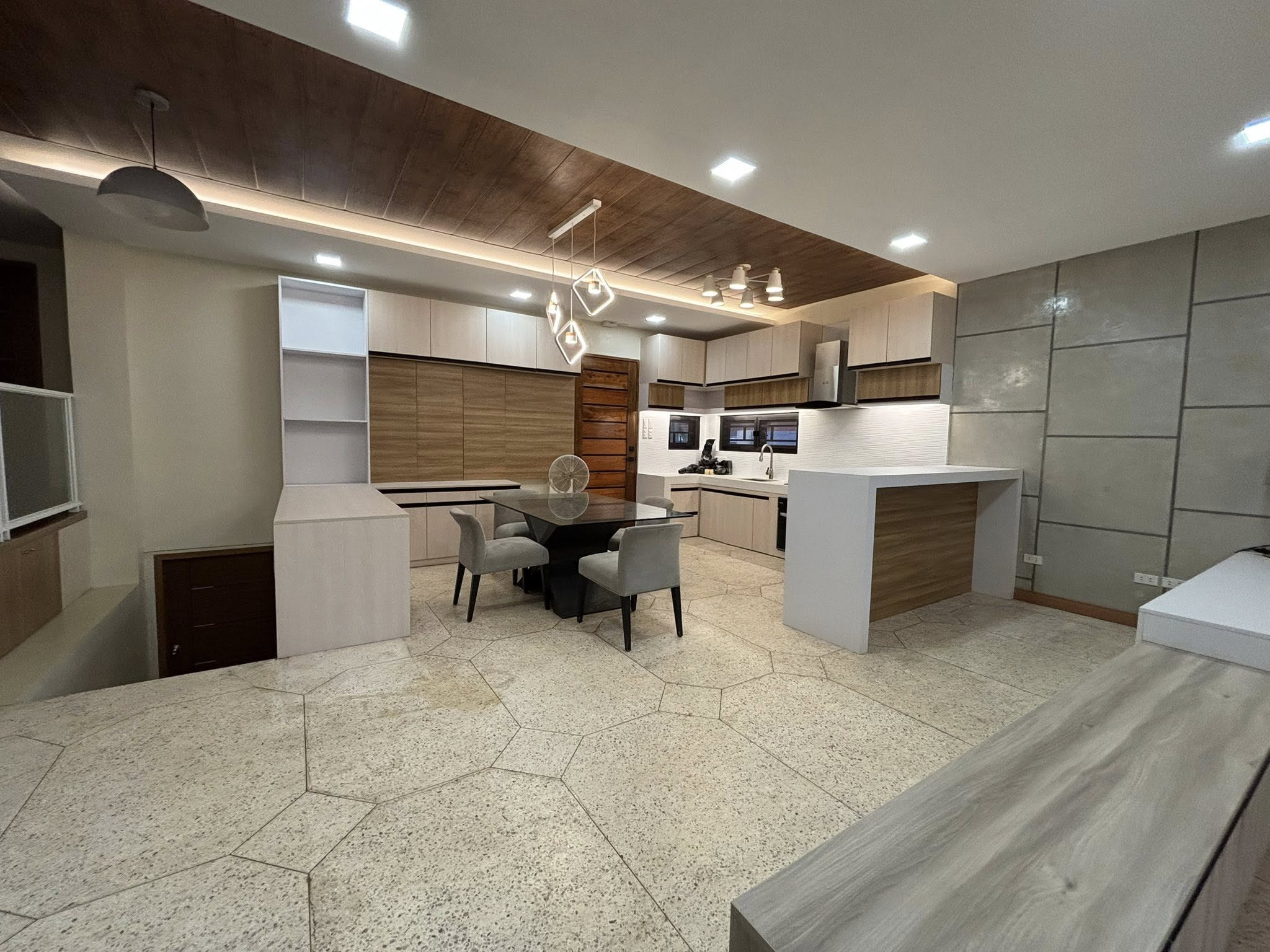 Splendid 3-Bedroom House and Lot in Commonwealth, Quezon City photo 4