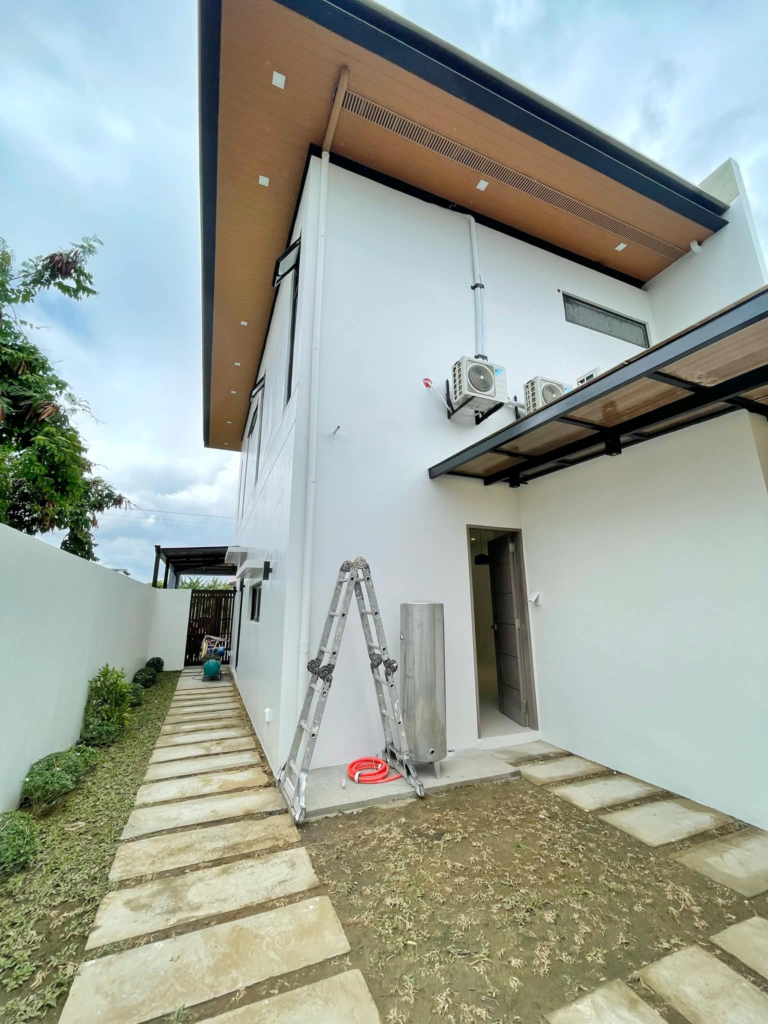 Brand New Modern House for Sale in Greenwoods Executive Village photo 2