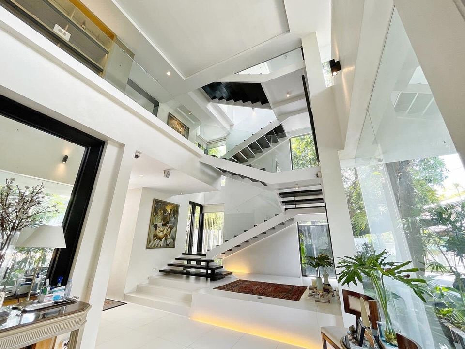Modern Luxury House and Lot For Sale photo 1