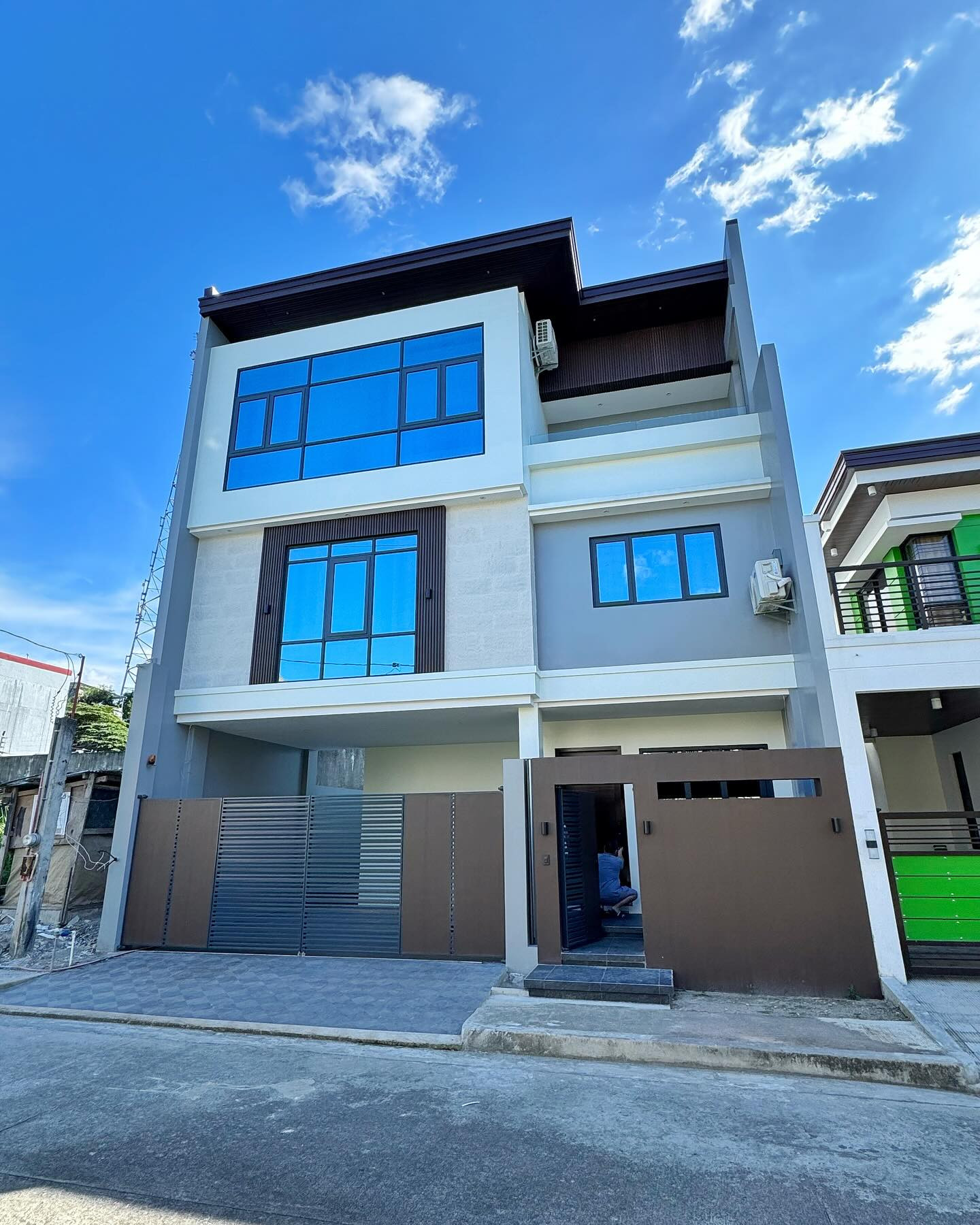 Beautiful 3-Storey Modern House for Sale in Tandang Sora photo 1