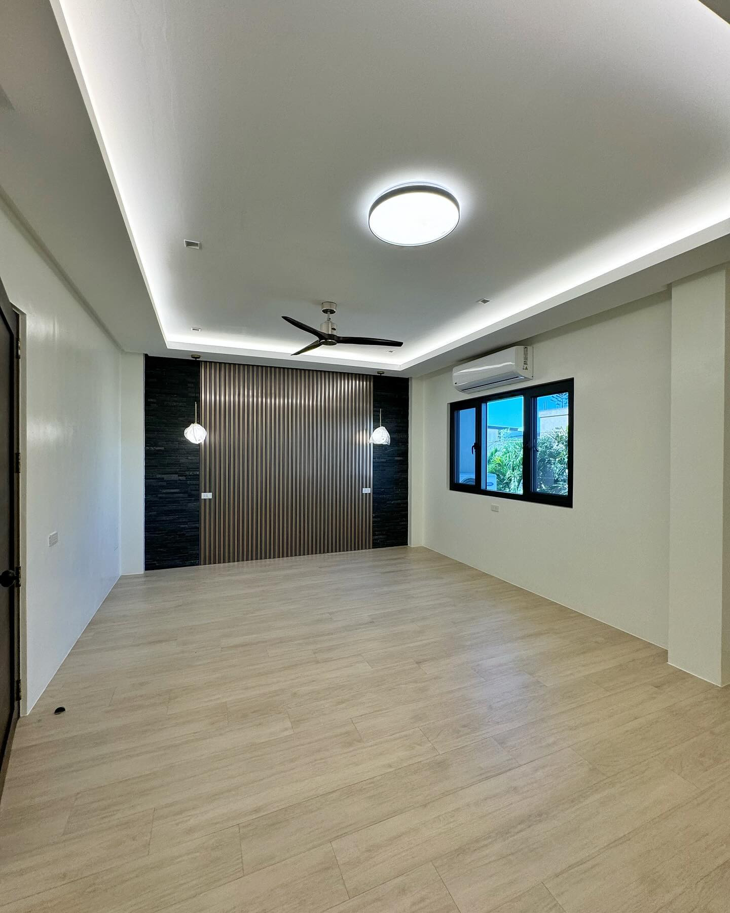 Beautiful 3-Storey Modern House for Sale in Tandang Sora photo 5