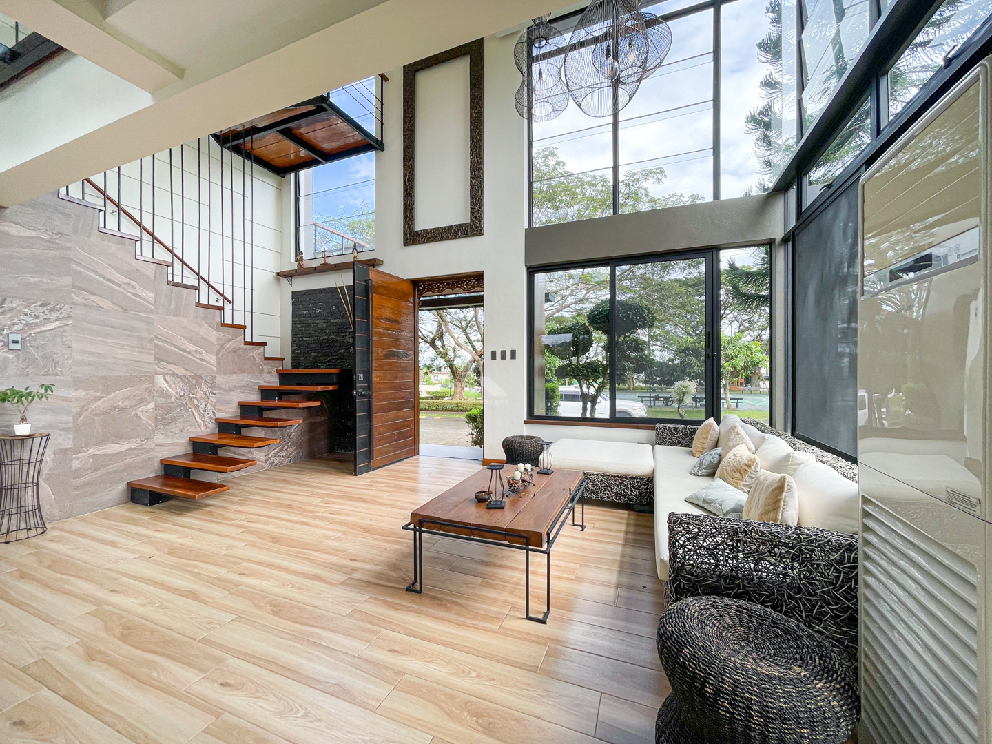 Astounding Fully Furnished Modern Home For Sale in The Mansion South Forbes photo 3