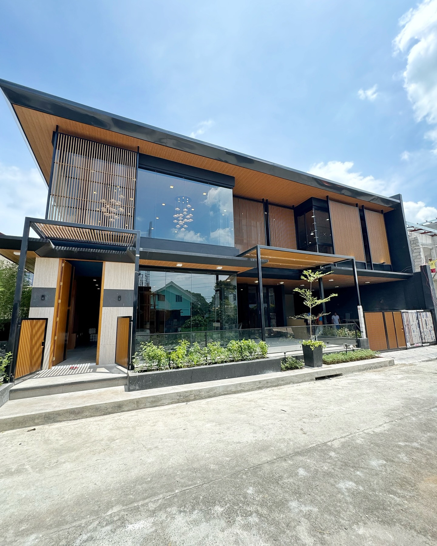 Modern Elegant Designer Home photo 1