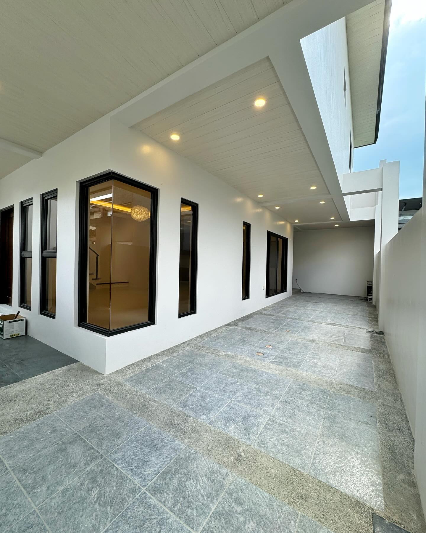 Brand New Modern House for Sale in Greenwoods Executive Village photo 2