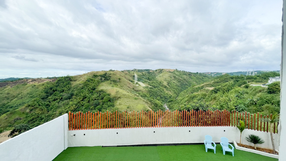 Remarkable modern concrete home for sale located in Sun Valley Estates photo 3