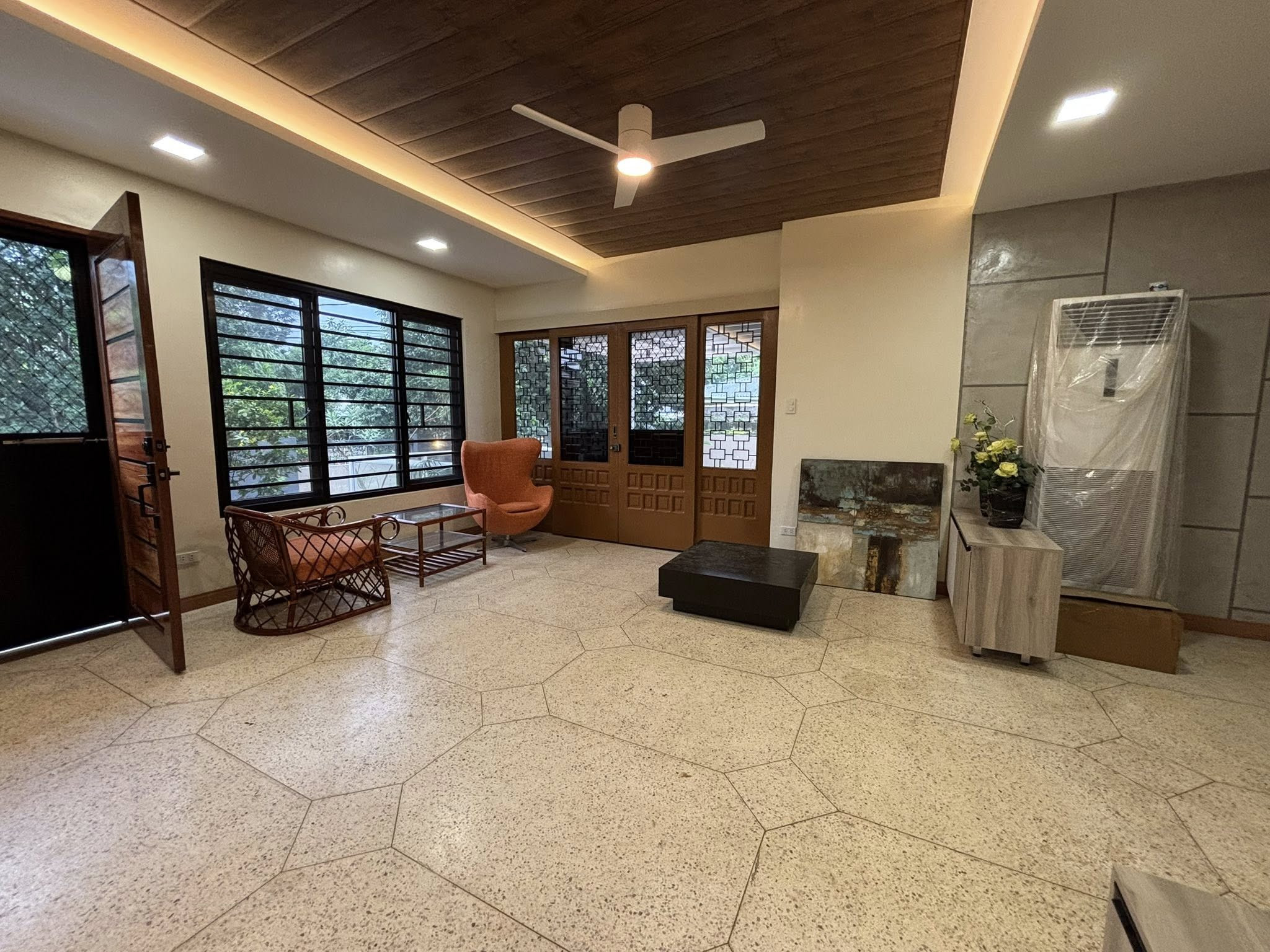 Splendid 3-Bedroom House and Lot in Commonwealth, Quezon City photo 3