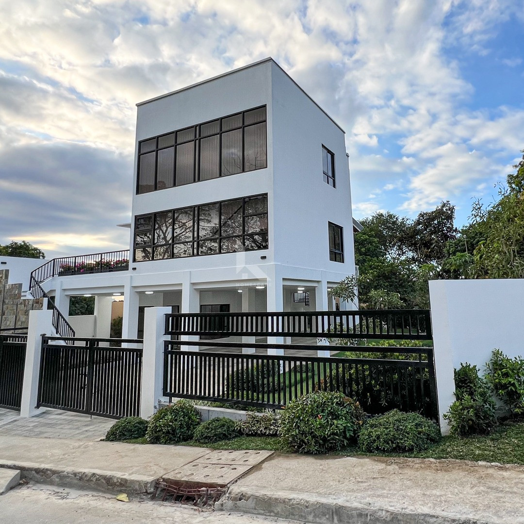Picturesque Fully Furnished House and Lot with Stunning Landscape For Sale photo 2