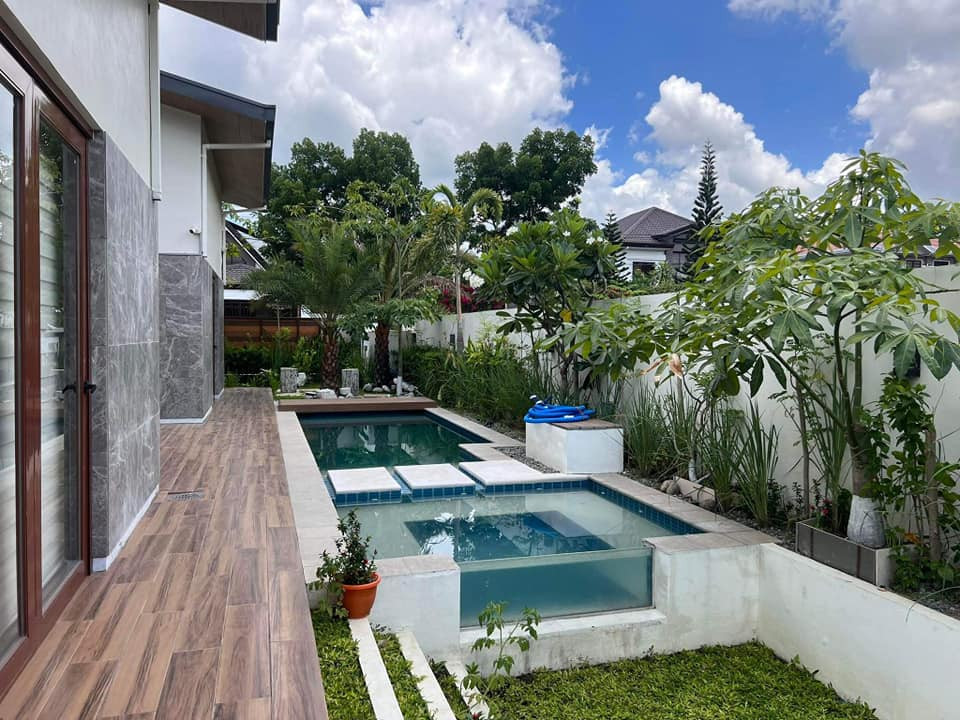 FOR SALE! SOPHISTICATED MINIMALIST HOUSE & LOT WITH WOODEN ELEMENTS. photo 2