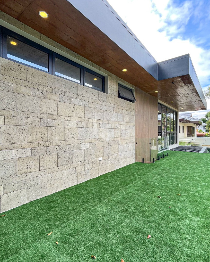 Upscale Modern Tropical Home in Ayala Alabang Village photo 2