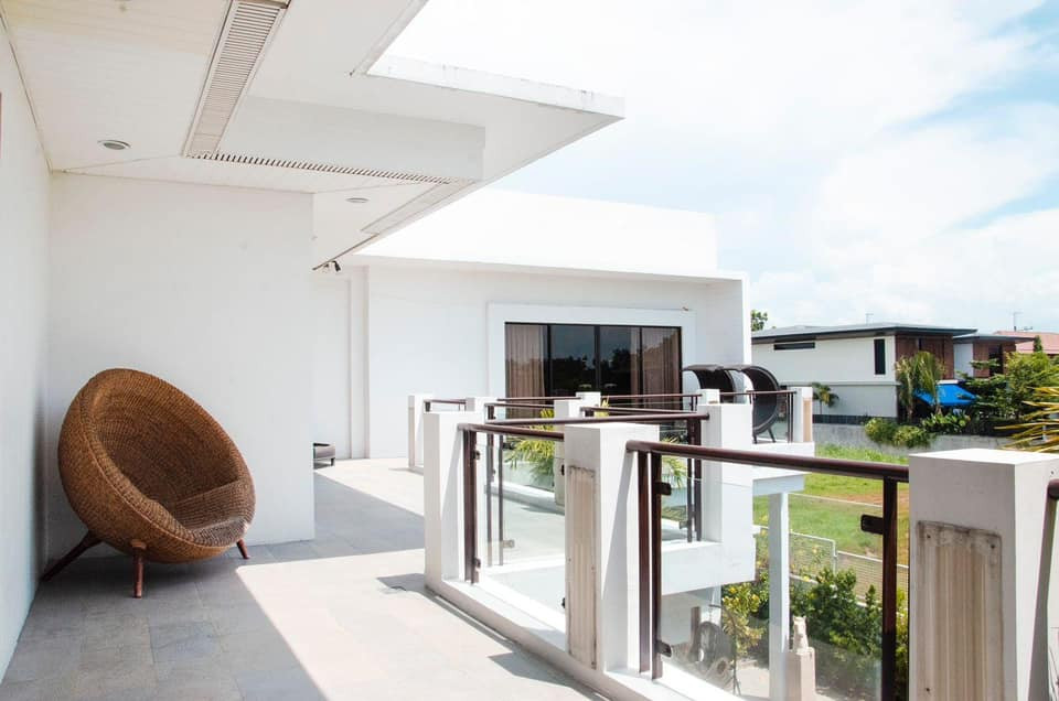A Modern Corner House and Lot for Sale in Alabang photo 2