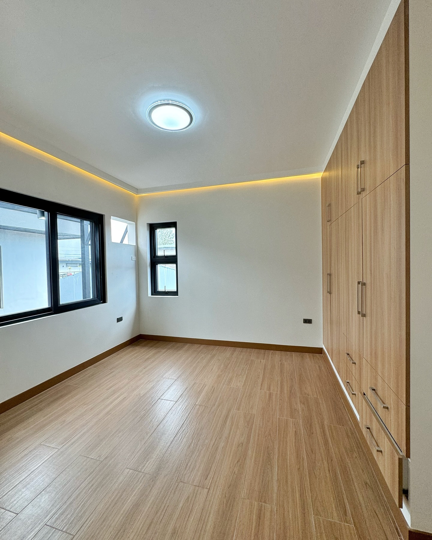 Brand New Modern 3-Storey 7-bedroom House for Sale photo 5