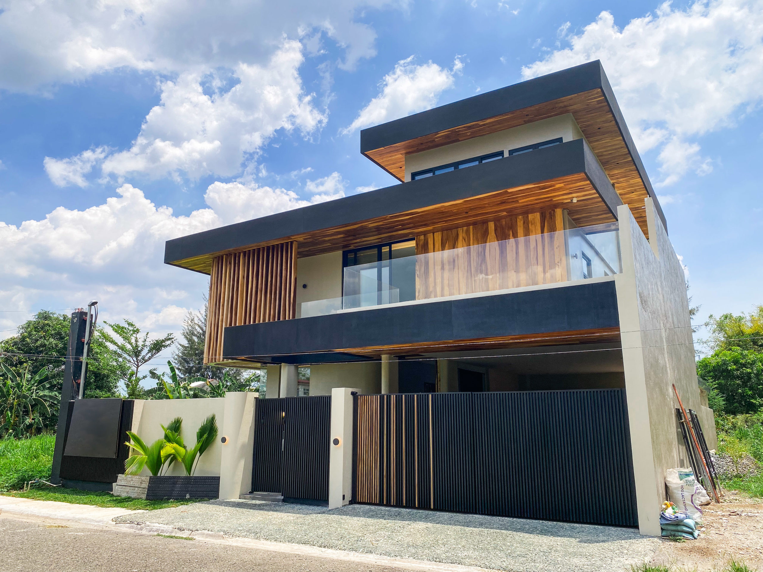 Outstanding 5-Bedroom House and Lot photo 1