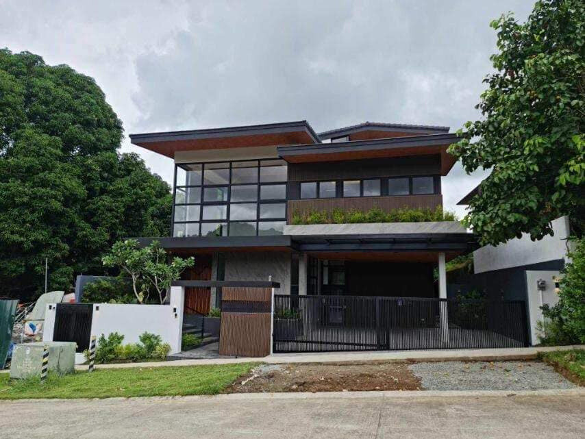 A Stunning 6 Bedroom House and Lot for Sale photo 1