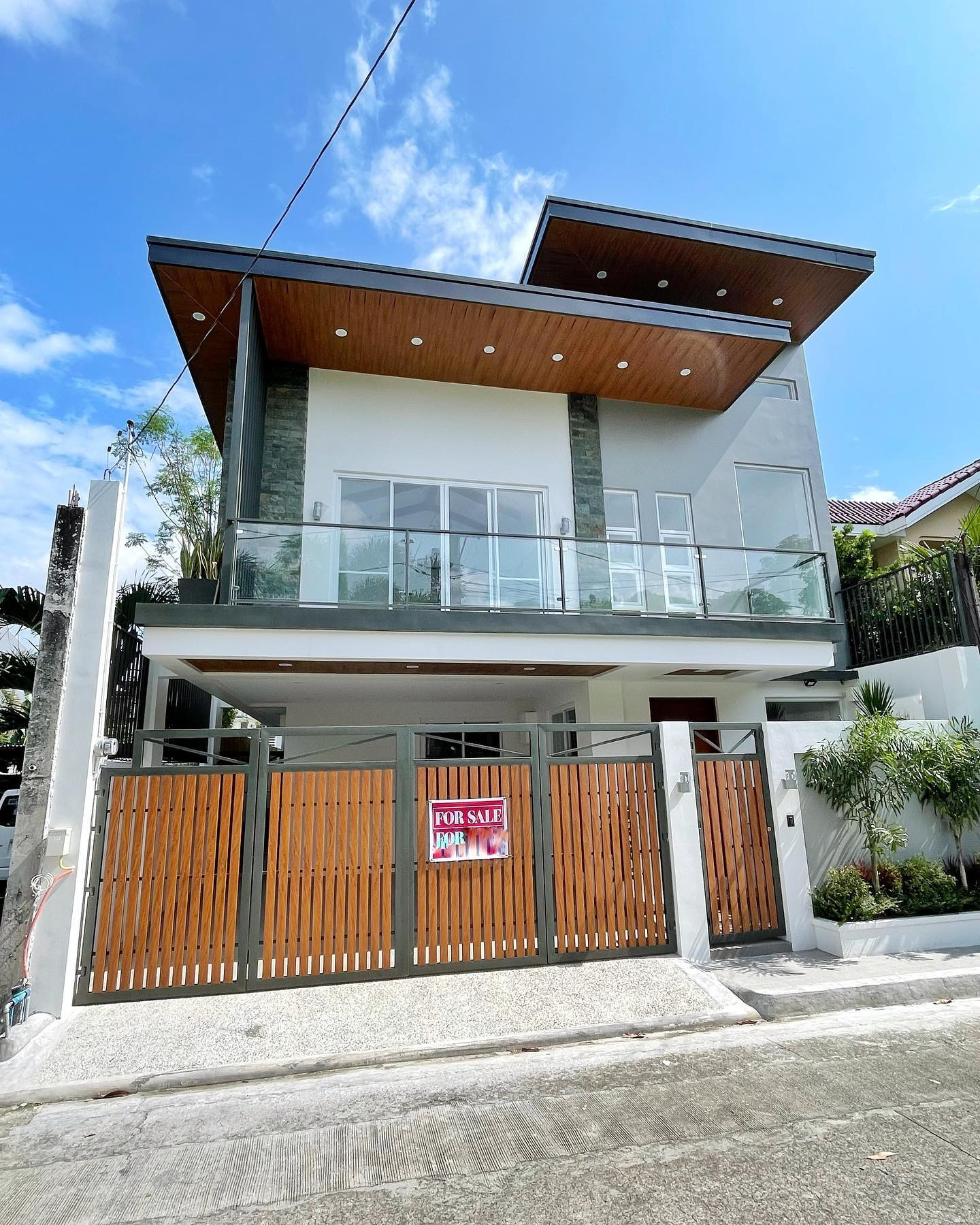 Brand New Modern Sophisticated House photo 1