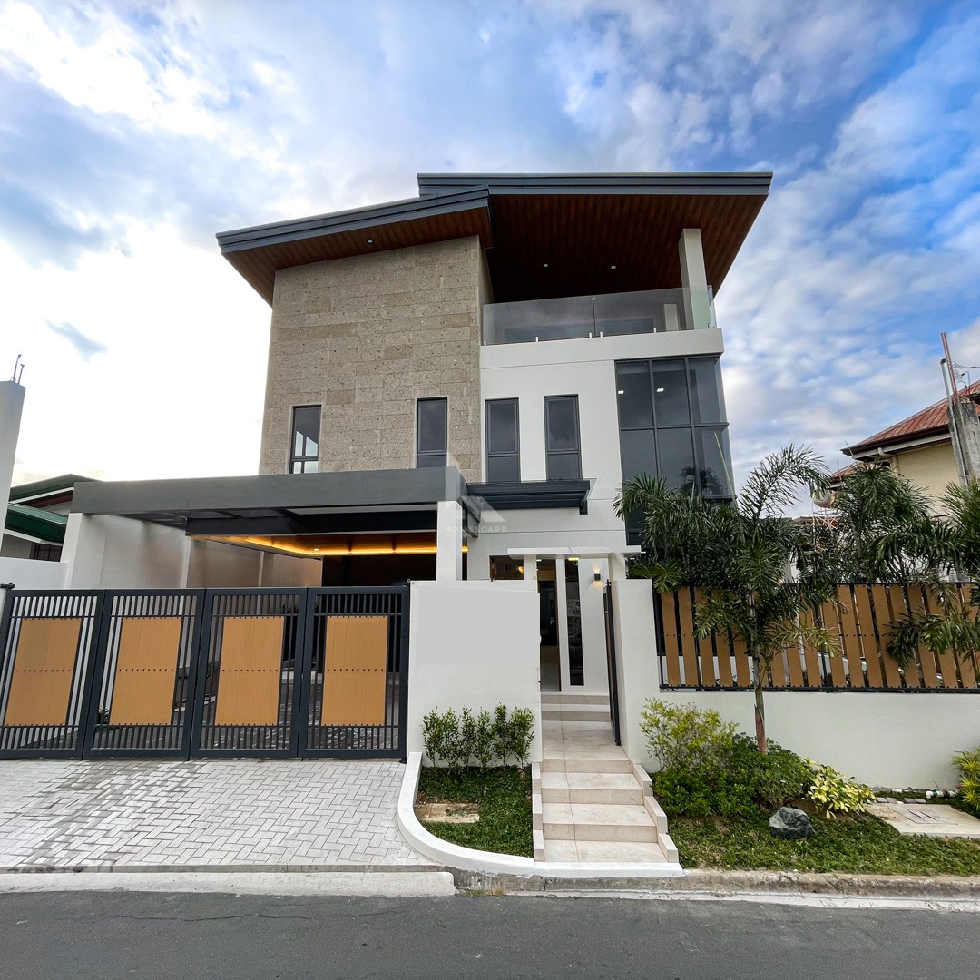 Astonishing Modern Industrial House with Spacious Attic For sale in Merville Par photo 1
