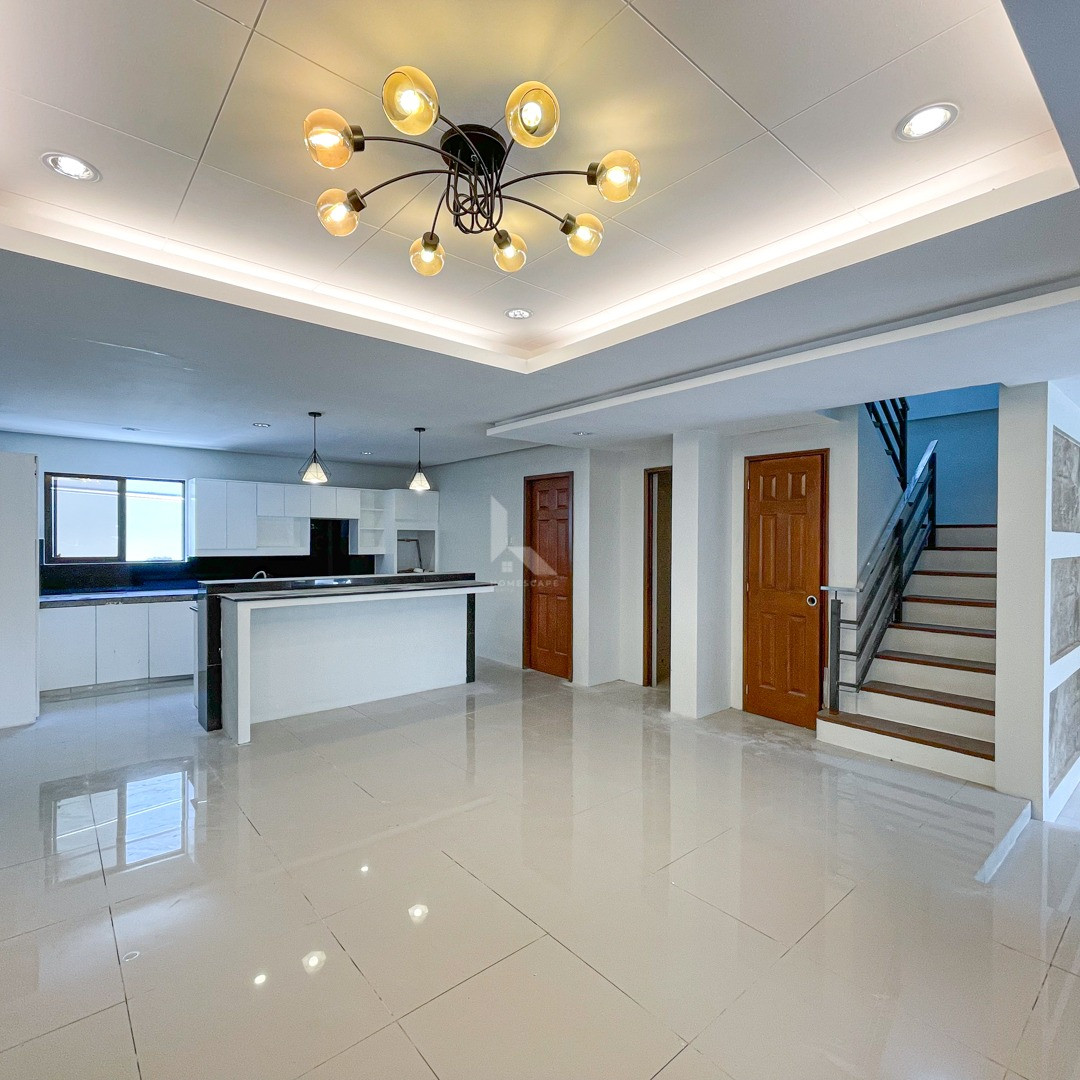 Remarkable Refurbished Modern House For Sale photo 3