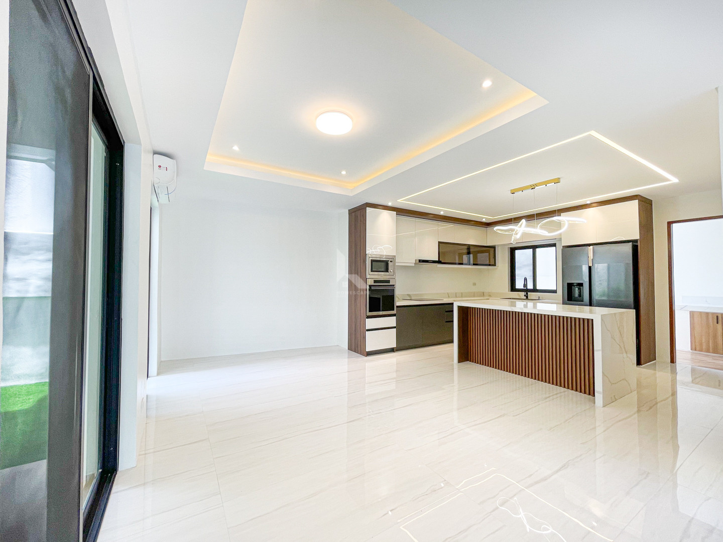 Elegant Semi-Furnished Modern Contemporary photo 4