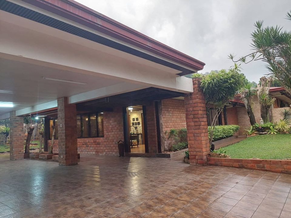 Big Bungalow with Big Lawn and 10 Carpark in Maria Luisa Park Subdivision photo 1