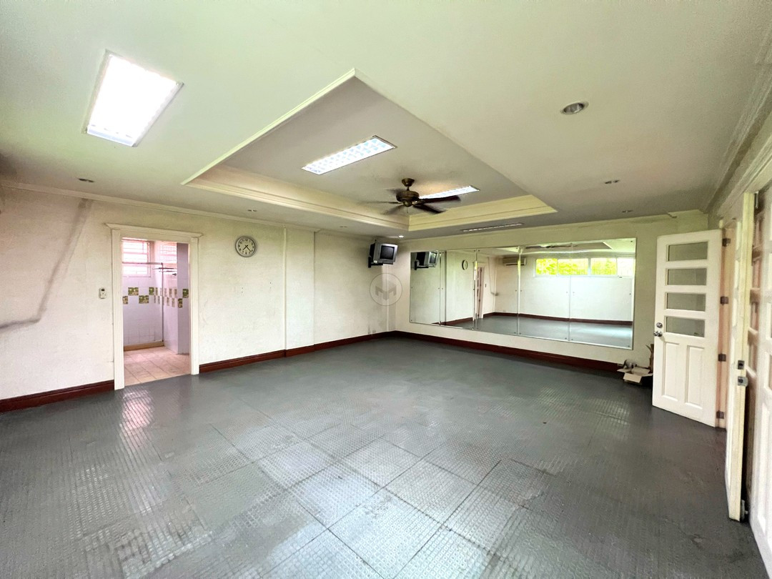 Exceptional Ancestral Home for Sale near West Avenue photo 3
