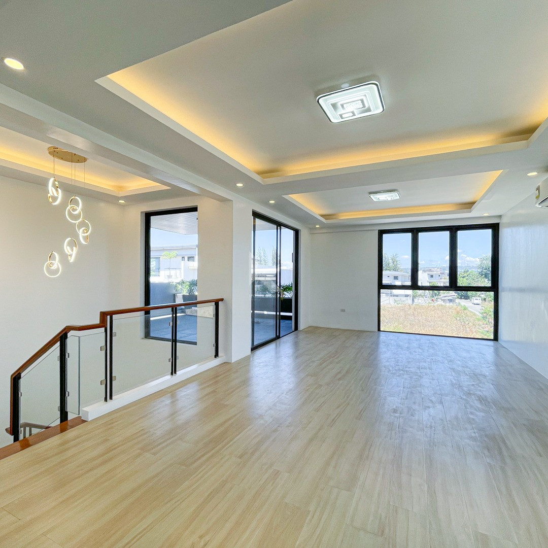 Sophisticated Modern Industrial House with Swimming Pool For Sale photo 4