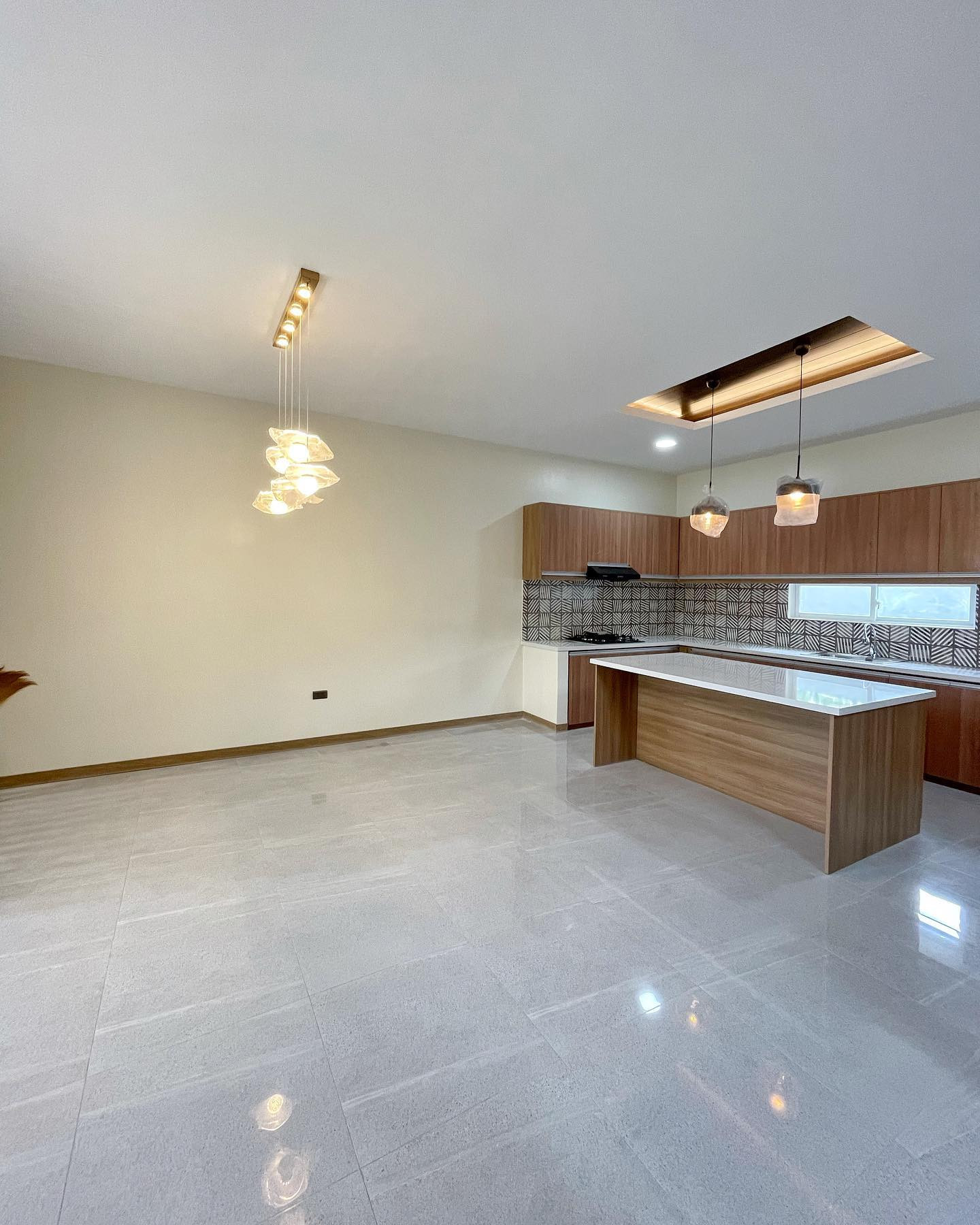 Brand New Modern House for Sale in Greenwoods Executive Village photo 3