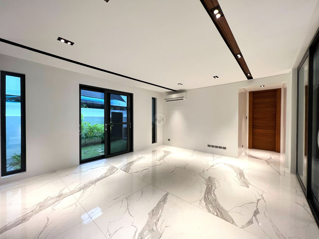 The Krimzon Heim - Avante Garde Ayala Alabang House for Sale photo 3