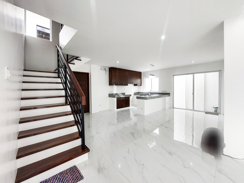 A Spacious and Pleasant Corner House and Lot For Sale in Greenwoods, photo 1