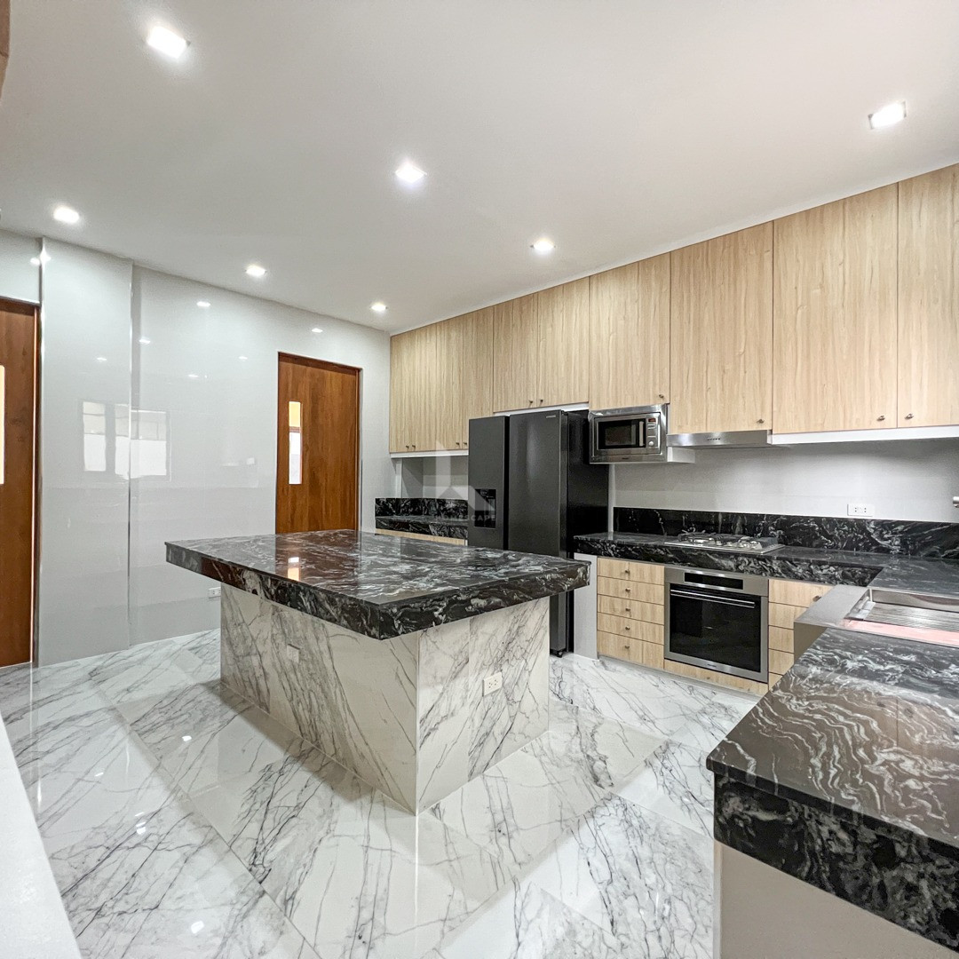 Stunning Modern House and Lot with High Ceiling for Sale photo 4