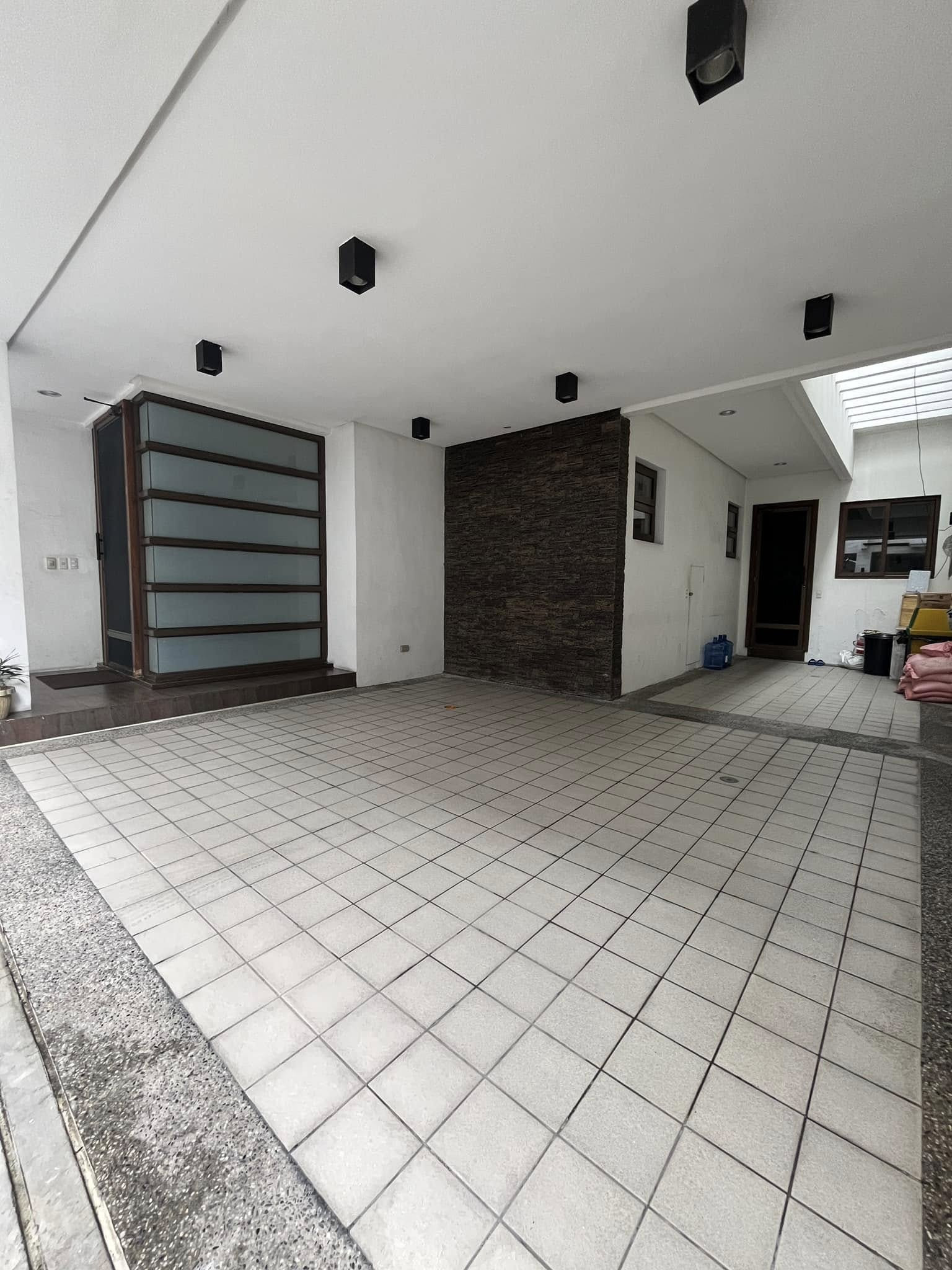 Own this Pre-Owned Single Detached Unit in New Manila photo 2