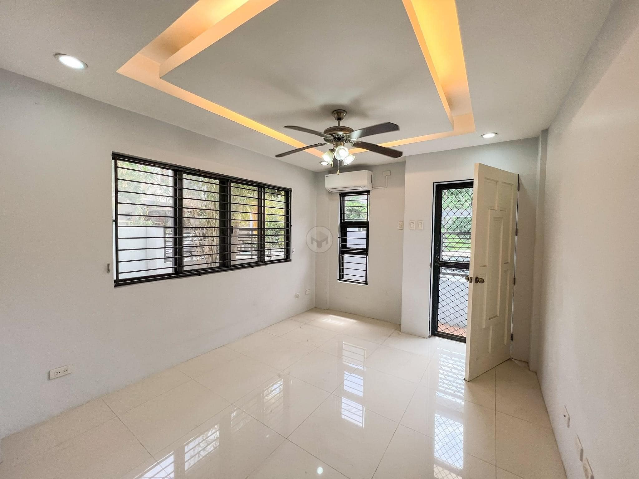 A Splendid 3 Bedroom House and Lot photo 2