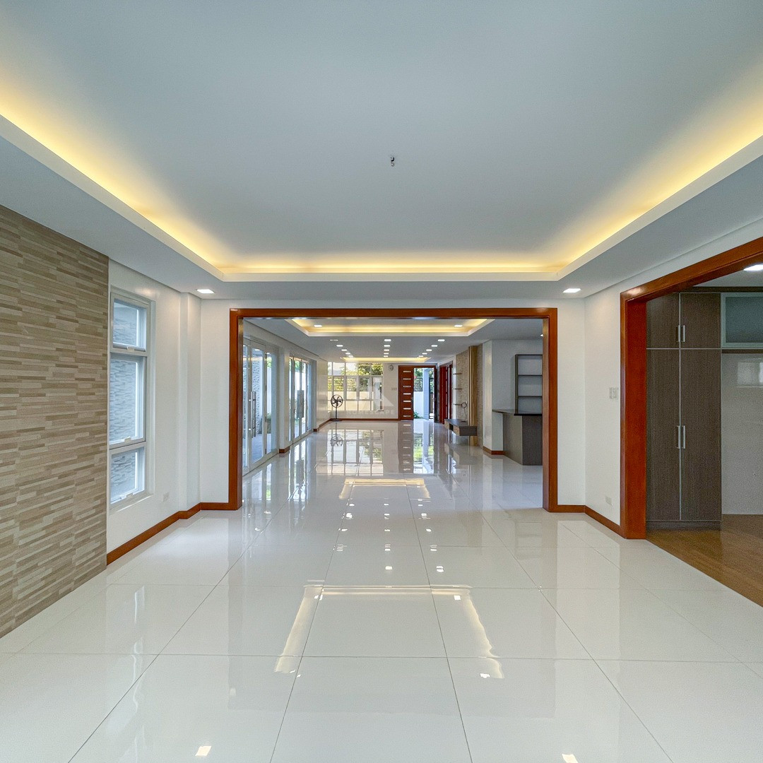 Astounding Luxury House and Lot For Sale in Doña Carmen Heights photo 4