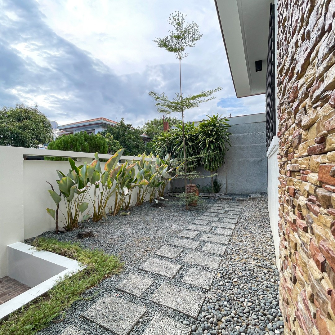 Charming Bungalow House and Lot For Sale in BF Homes photo 3