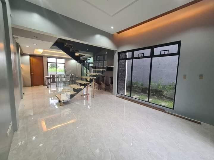 A sophisticated home in a secured subdivision that offers good amenities photo 2