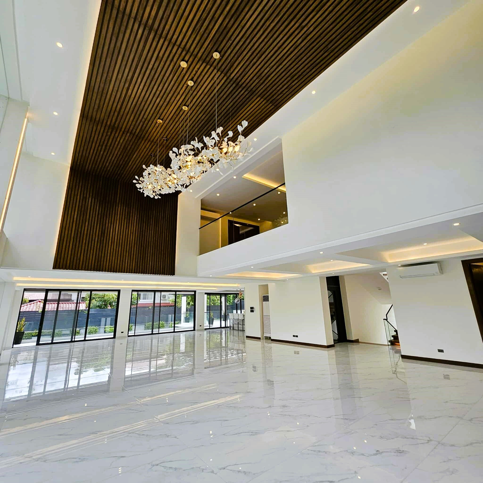 Stunning 8-Bedroom House and Lot for Sale photo 3