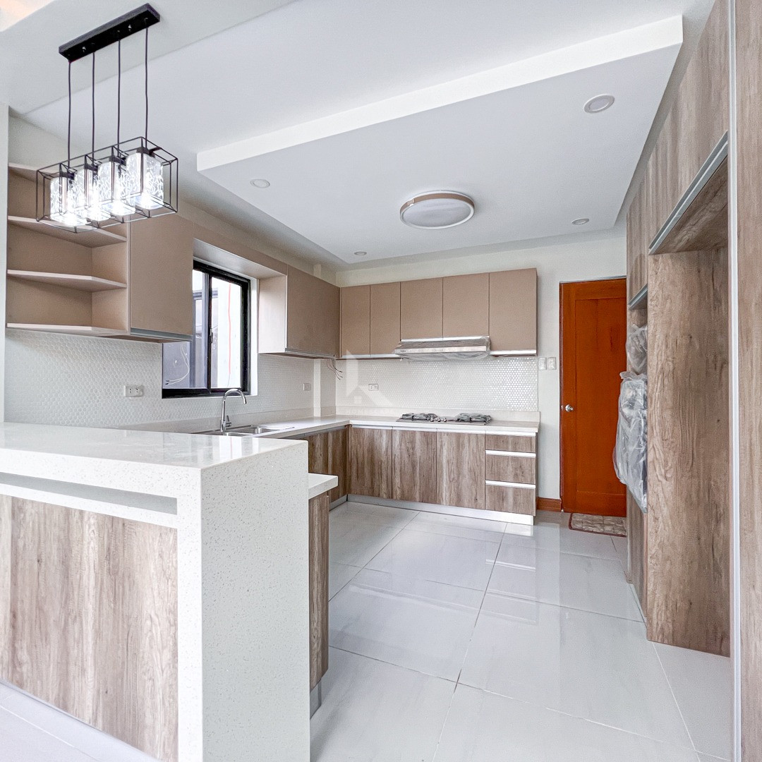 Vast Single Attached Modern House and Lot for Sale photo 5