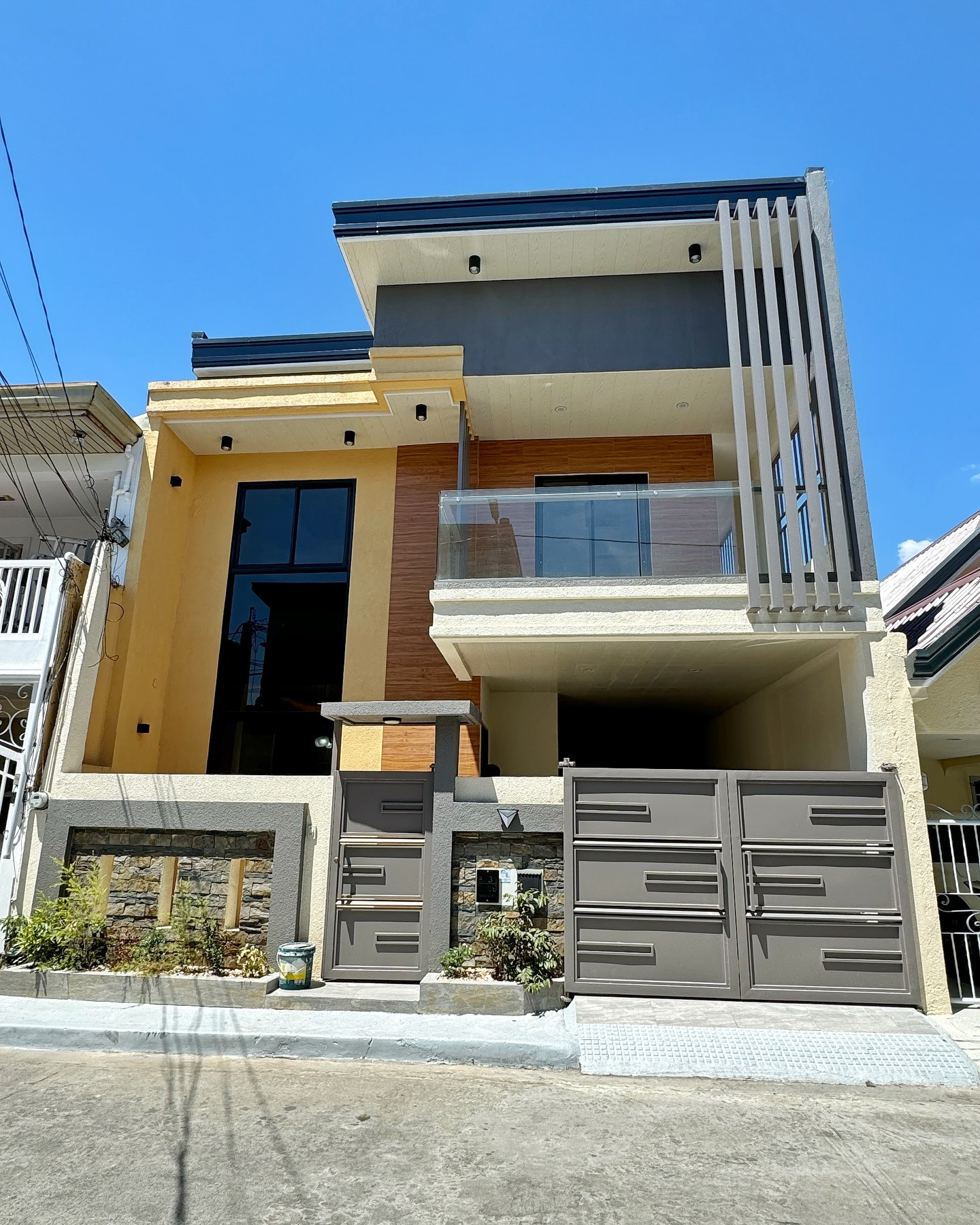 Brand New Modern House for Sale in Greenwoods Executive Village photo 1